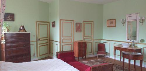 Chambre Louis XVI au Château de Champagne-Mouton (Chambre Louis XVI au Chateau de Champagne-Mouton) in Champagne-Mouton