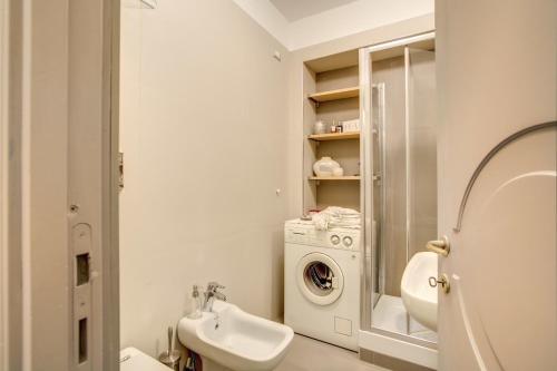 Elegant Apartment Behind the Colosseum, Roma (foto 7)