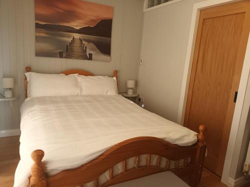 Kate's Place bedroom ensuite close to Donegal town
