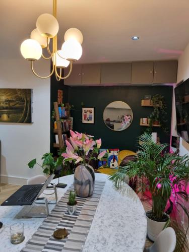 Bright spacious apartment in the park, Londyn