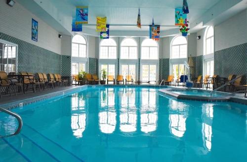 Swimmingpool, Hamilton Inn Select Beachfront in Mackinaw City (MI)