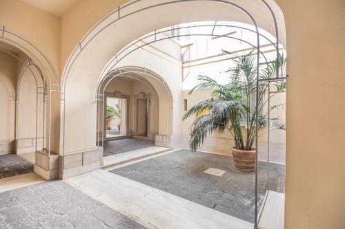Elegant Apartment Behind the Colosseum, Roma (foto 8)