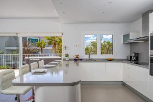 Sunny terrace with Jacuzzi by Costarentals- Ref 26 in Torremuelle