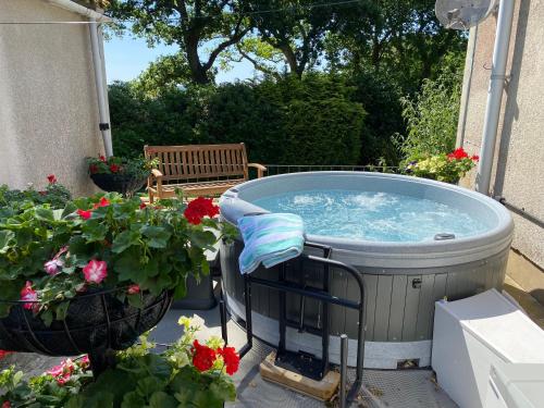 Birchcroft-hideaway - sleeps 8 with Hot Tub - Ferndown