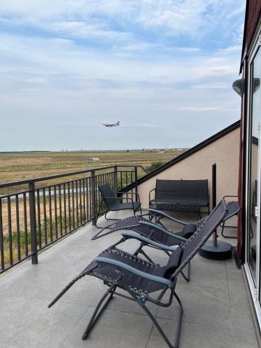 5 min to Airport Gate 25 - Free Parking -Easy Check-in, Ledine