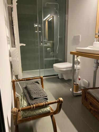 Bathroom, Suite privee avec acces jardin en coeur de village in Vert