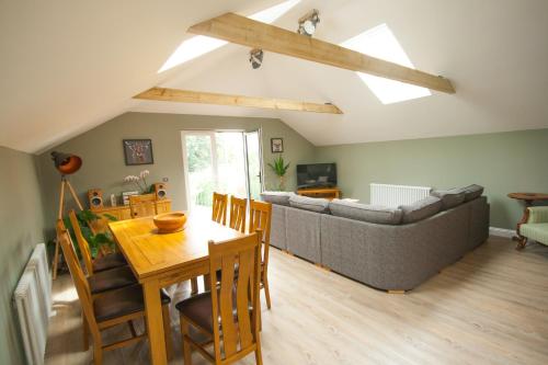 Luxury three bedroom property with hot tub in West Wellow