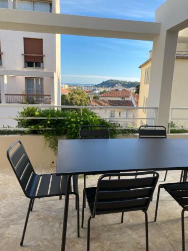 Terrasse plein Sud - chaleureux en centre ville - Location saisonnière - Hyères