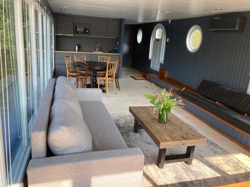 Houseboat - best place in Prague, Praga (foto 10)