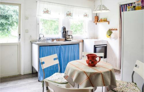 kuhinja, Cozy Home In Gärsnäs With Wifi (Cozy Home In Garsnas With Wifi) in Skraddarod