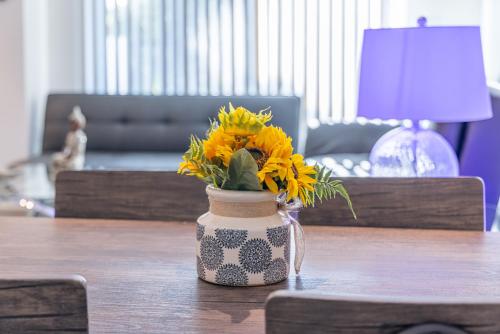 Modern 2BR Apartment on Gordon St Hollywood apts in Los Angeles, USA
