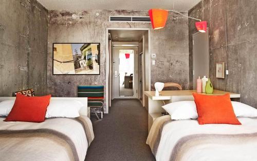 2 double beds