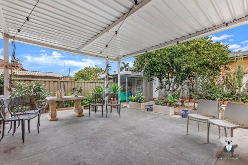 KozyGuru | Rockdale | Spacious 2 Bedrooms House - image 12