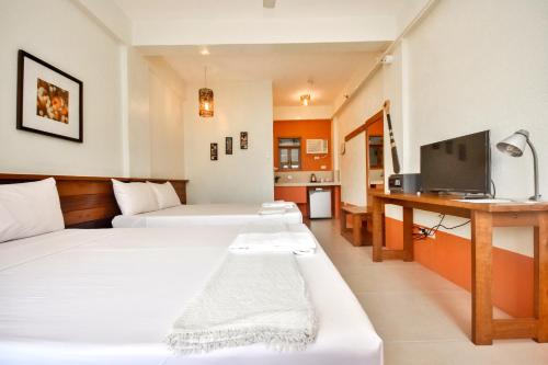 Deluxe Twin Room image 10