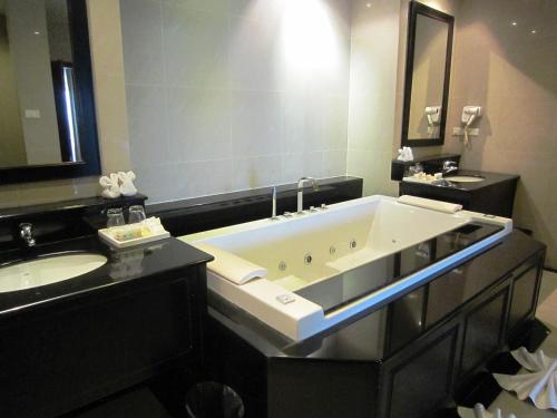 room detail thumbnail 2