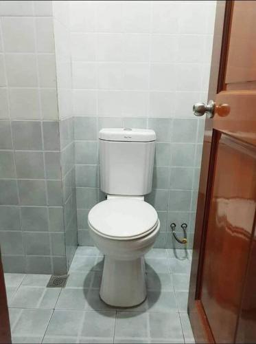 Studio unit that is good for a maximum of 5 pax. photo