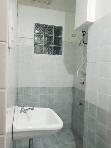 Studio unit that is good for a maximum of 5 pax. photo