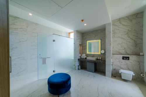 room detail thumbnail 2