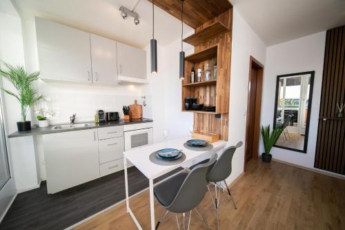 Studio WHITE - Central - Balcony - Fair - Kitchen - Apartment - Neuss