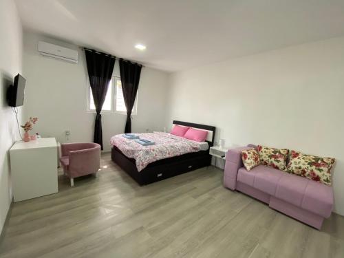 1 king bed, 1 twin bed