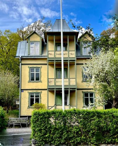 Historic apartment near the city by the water