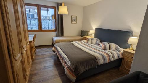 1 queen bed, 1 twin bed