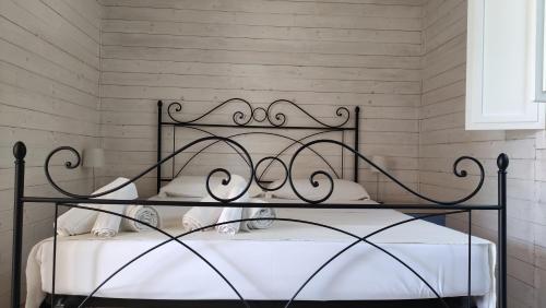 1 queen bed, 1 sofa bed
