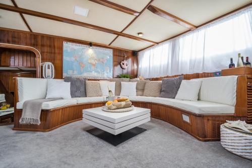 Spacious 5-Cabin Yacht Hotel in the Heart of Barcelona 3
