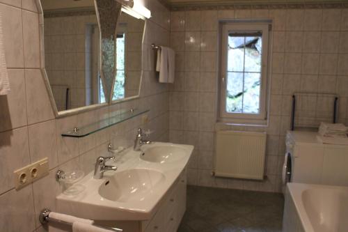 3 bedrooms, 4 beds