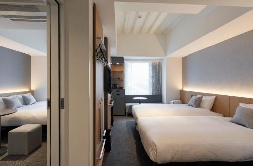 1 queen bed, 2 twin beds