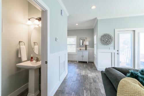 Near Mayo Clinic 2 Blocks From Ocean 4 Bedroom Pet Friendly Home in Jacksonville Beach, USA