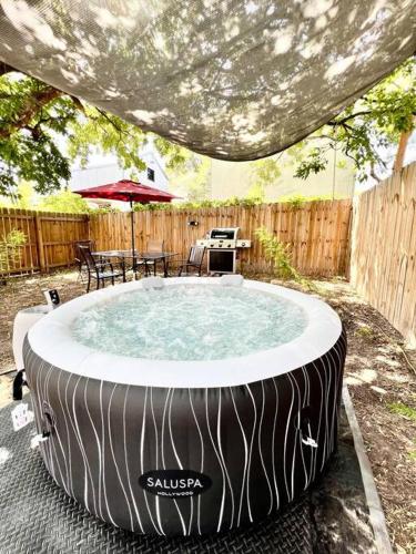 Gorgeous 3BR 3BA Home W Private Hot tub, 3k Arcade Games & private garage- 5mins to the Airport in San Antonio, USA