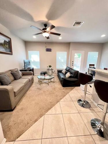 Gorgeous 3BR 3BA Home W Private Hot tub, 3k Arcade Games & private garage- 5mins to the Airport in San Antonio, USA