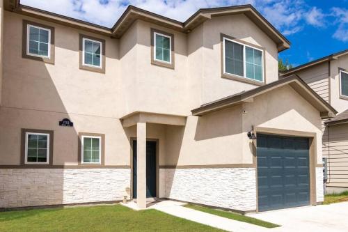 Gorgeous 3BR 3BA Home W Private Hot tub, 3k Arcade Games & private garage- 5mins to the Airport in San Antonio, Vereinigte Staaten von Amerika