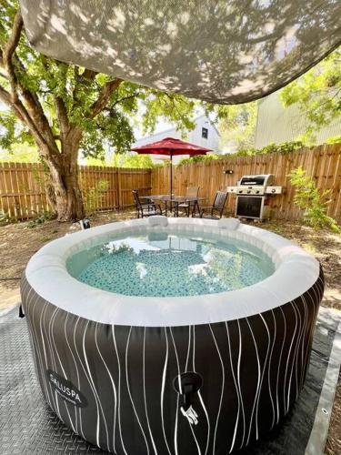Gorgeous 3BR 3BA Home W Private Hot tub, 3k Arcade Games & private garage- 5mins to the Airport in San Antonio, USA