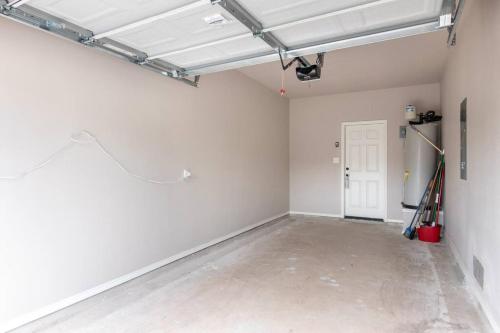 Gorgeous 3BR 3BA Home W Private Hot tub, 3k Arcade Games & private garage- 5mins to the Airport in San Antonio, USA