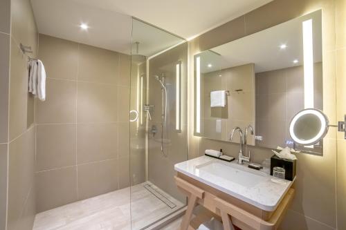 room detail thumbnail 2