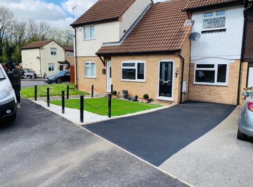 Double room in 3 bed house close to East Midlands Airport and Loughborough University — Hotel in Loughborough