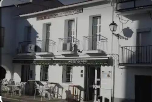 Hostal 2 estrellas -Restaurante Las Tres Encinas EN EL CENTRO DEL PUEBLO chambre d'hôte Monesterio