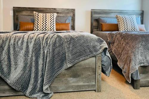 . The Herringbone Blue; Sleeps 20+ near Fort Bragg