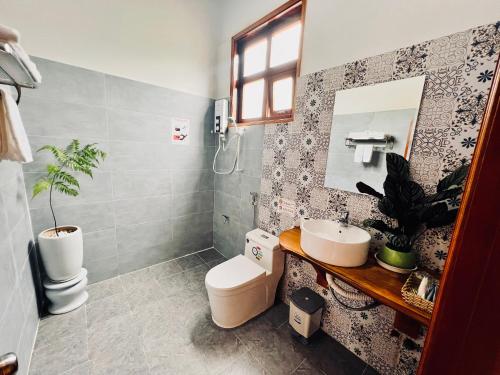 Bathroom, BAZAN HOME - Hotel & Bungalow in Pleiku (Gia Lai)