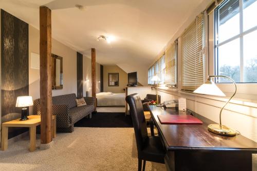 1 king bed, 1 twin bed