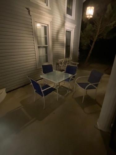 Southern Charm - image 8