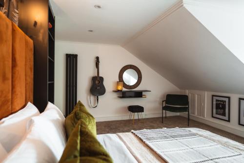 The West End Loft - 5* Retreat - Private Parking!