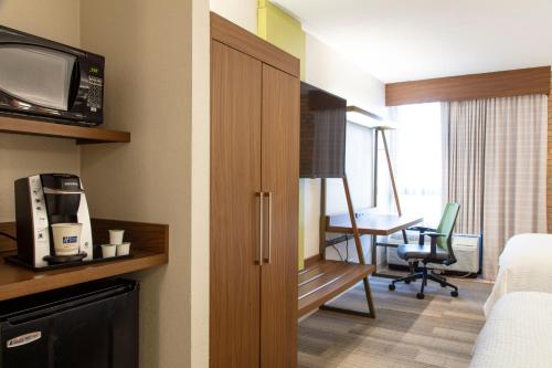 Holiday Inn Express - San Antonio Airport by IHG in San Antonio, USA