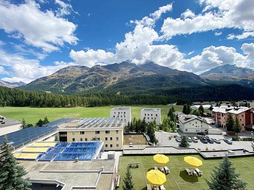 E405 - 42m2 Alpenschick mit Balkon, Ausblick, Pool in St. Moritz, Schweiz