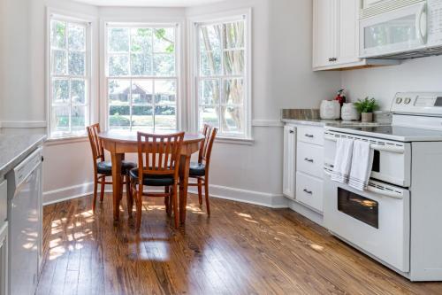 *NEW* Charming Memphis Bungalow near Cooper Young near Memphis Zoo