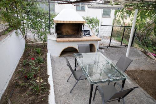Iria's Cosy House, BBQ, garden, indoor fireplace