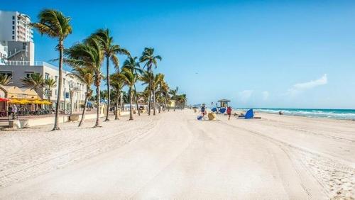 1BR1BATH GORGEOUS HALLANDALE BEACH with POOL and FREE PARKING - image 34