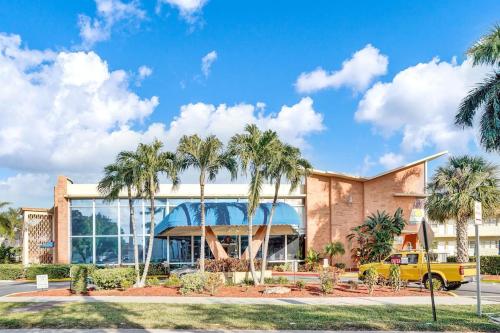 1BR1BATH GORGEOUS HALLANDALE BEACH with POOL and FREE PARKING - image 31